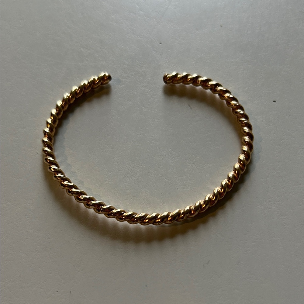 Elegant Gold Twisted Bracelet